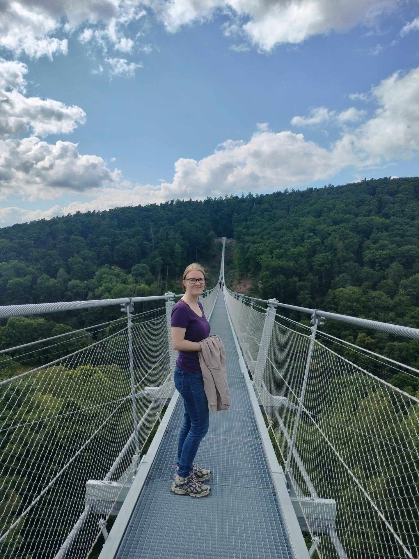 Isabell Fabo auf der Highwalk-Brücke in Rotenburg an der Fulda