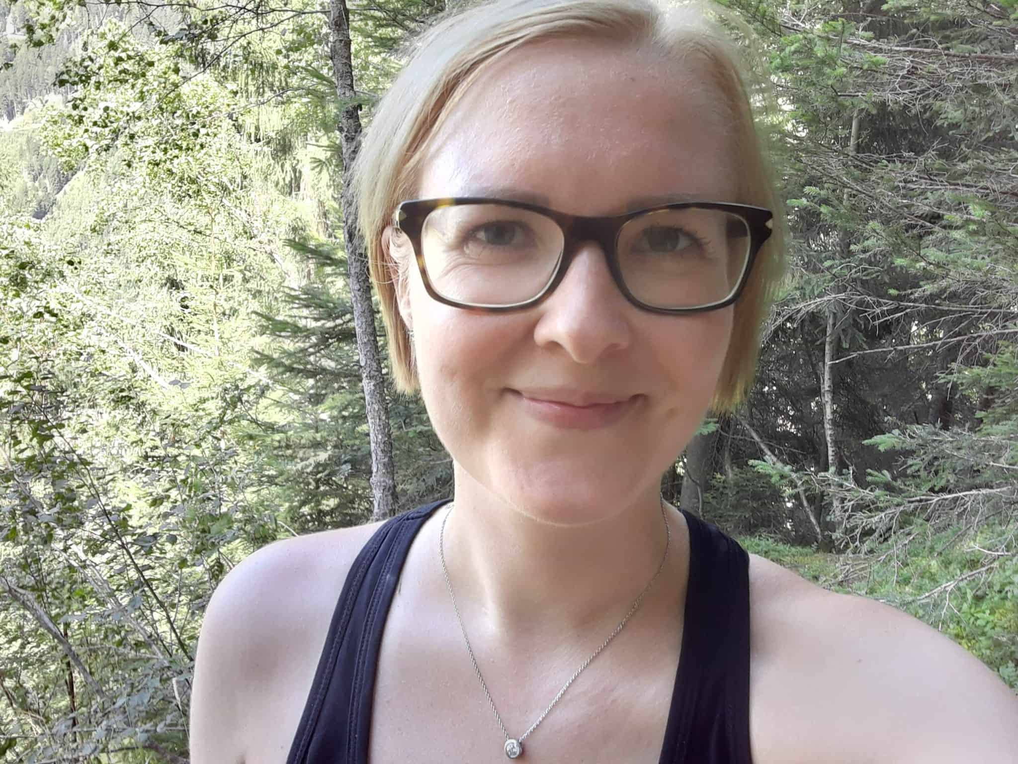 Kräuterfrauen-Business Community 2 Isabell Fabo steht in einem Wald